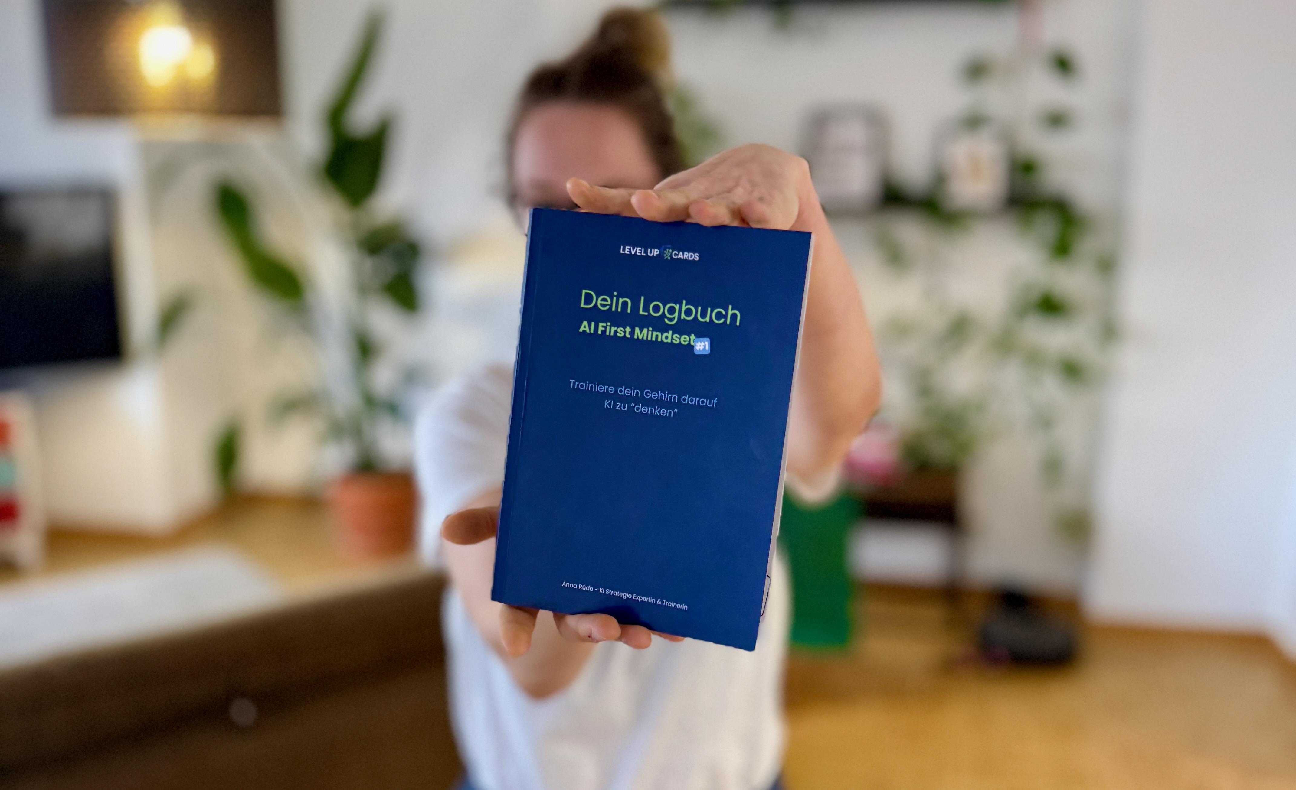 Level-Up Logbuch in Händen
